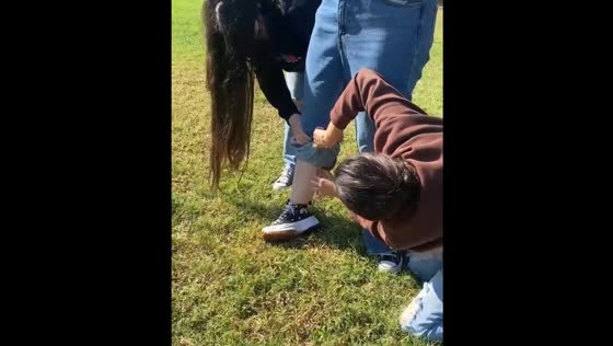 Iguana seen clinging to woman's trousers in Culiacán