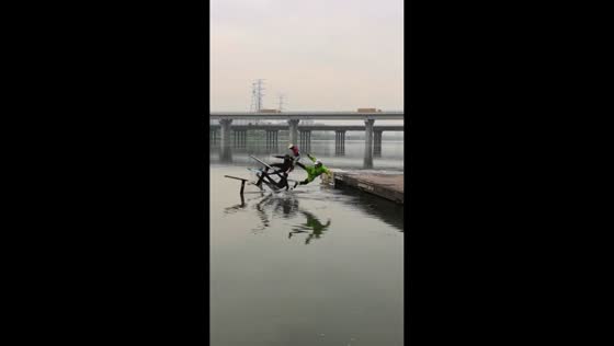 Group hydrofoil boarding attempt ends in group fall in Shaanxi, China
