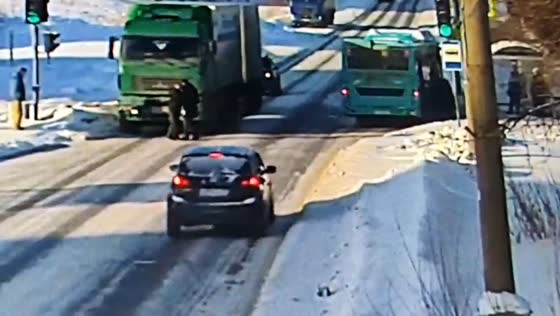 MAZ truck hits two intoxicated pedestrians at red light in Arkhangelsk