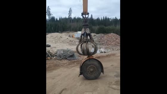 Riding tires with a crane arm at a recycling site in Borlänge