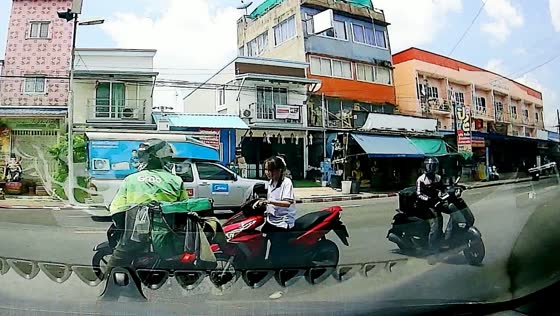 Student on scooter crashes into delivery rider at intersection in Bangkok, Thailand