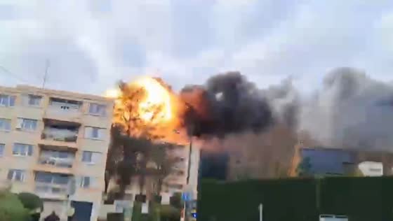 Explosions and roof fire break out at apartment building in Igny, Essonne, France