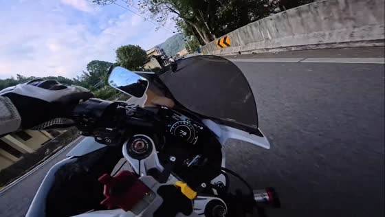 Motorcycle rider crashes while leaning into curve in Fujian, China