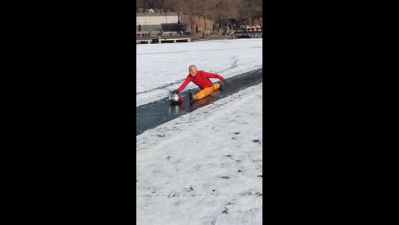 Man performs “teapot curling” on frozen river in Jiangsu, China