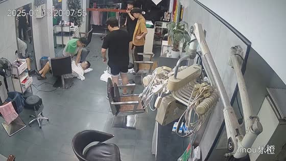 Man faints during haircut and receives emergency CPR from nearby customer in Zhejiang, China