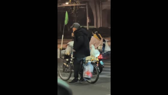 Man adorably shares cucumber with his duck while taking a break in Henan, China