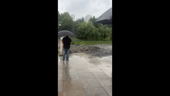 Powerful muddy torrent draws crowds at Shihedao Park in Henan, China
