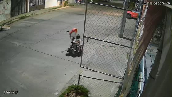 Child nearly falls while reversing bicycle out of garage in Aguascalientes, Mexico