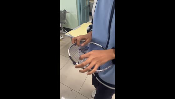 Man plays badminton racket like musical instrument in Heilongjiang, China