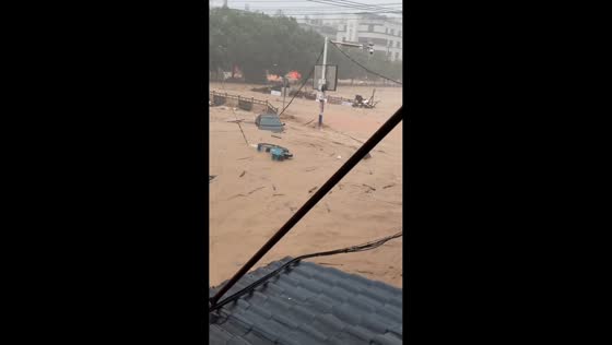 Severe flooding engulfs vehicles as muddy torrent sweeps through Fujian, China