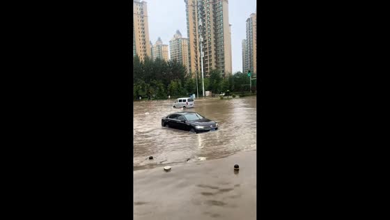 Sedan stalls in floodwaters as Typhoon Bavi drenches in Liaoning, China