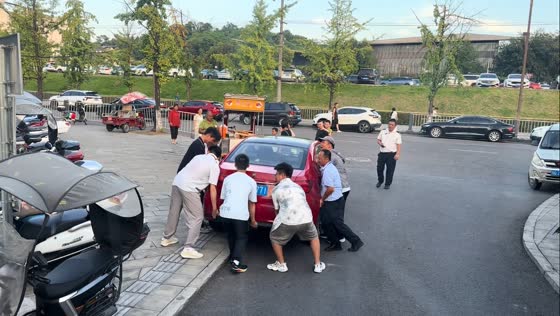 Students lift car blocking the road in China