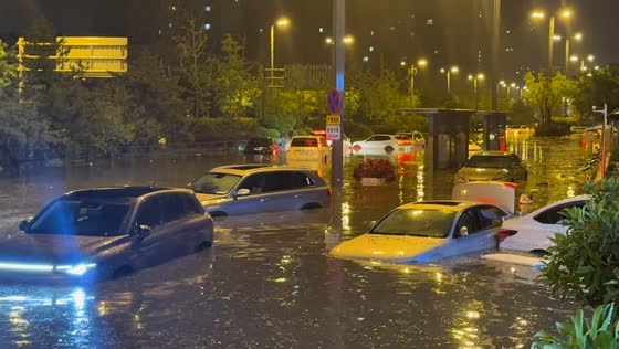 Severe flooding covers intersection as vehicles become submerged in Taiyuan, China