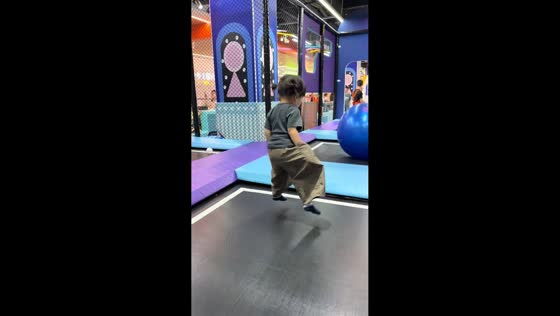 Girl falls after being hit by inflatable ball at trampoline park in Zhejiang, China