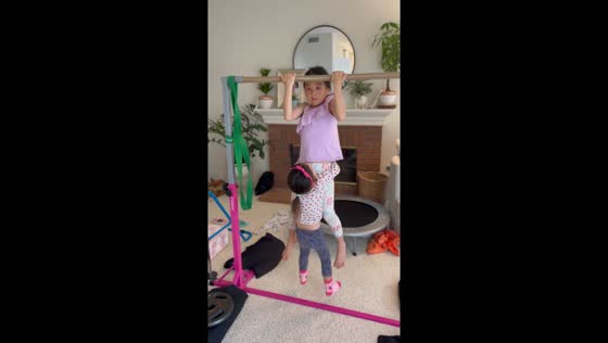 Sibling strength: youngster's impressive pull-up performance