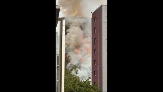 Massive hillside fire sends thick smoke over Edinburgh, UK