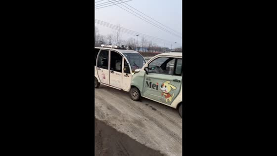 Mini electric car collides with tricycle in Jiangsu, China 