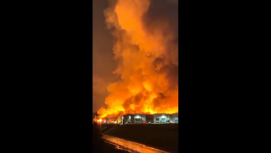 Thick smoke rises as fire breaks out in Shandong, China