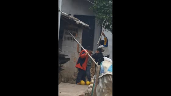 Boy accidentally hits friend with bamboo pole while playing outdoors in Jiangxi, China