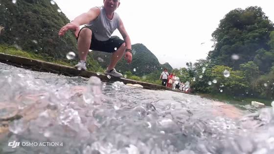 Scenic vlog turns into splash as author falls into river in Guangxi, China