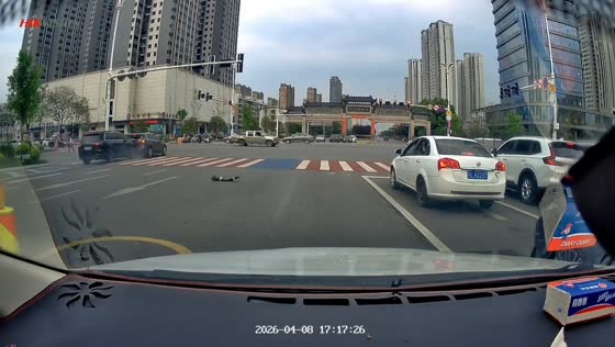 Debris on road leads to collision between two vehicles in Hubei