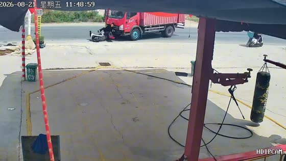 E-scooter rider crashes while overtaking truck in Henan, China