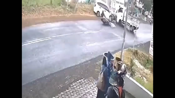 Moments of a Pile-Up Accident Involving a Pickup, Minibus, and Motorcycle in Srono Banyuwangi
