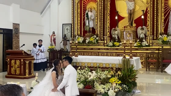 Young altar server reacts to couple’s kiss at wedding in San Pablo City