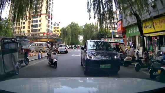 Man falls from e-bike after leaning backward in Henan, China