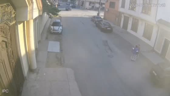 Child hangs onto door after intersection crash in Makhachkala, Russia