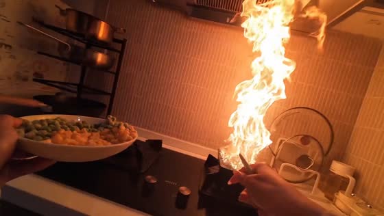Girl’s cooking tutorial turns fiery in Chongqing, China 