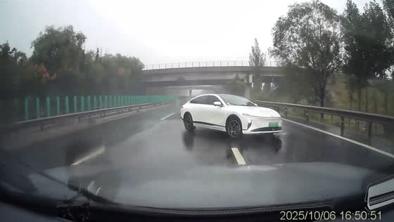 Dashcam captures a close call on a rainy highway in Shanxi, China