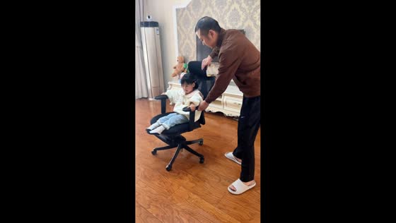 Girl falls from spinning chair during playtime in Anhui, China