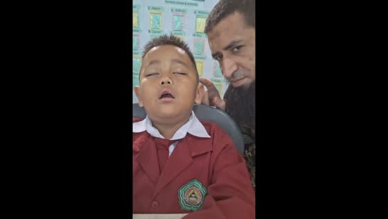 Sleepy Akbar: teaching English and fostering politeness in class 2B, Karawaci, Indonesia
