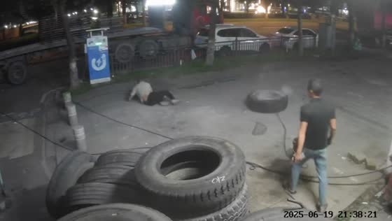 Tire explodes and nearly hits man in Guangdong, China