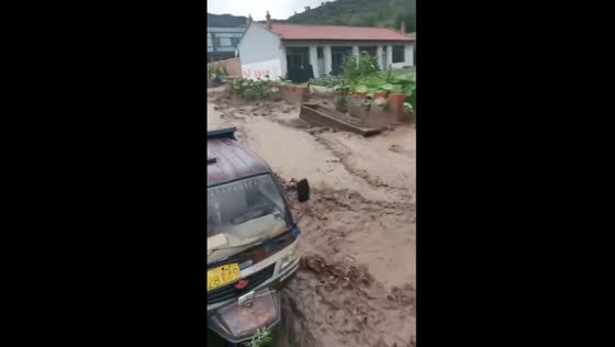 Flash floods hit Lvliang village, Shanxi Province, after heavy rain