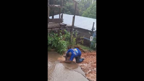Person slips on muddy shoes after walking in rain in Tapauá, Brazil