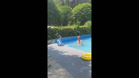 Little boy's pool jump ends with funny landing in Sichuan, China