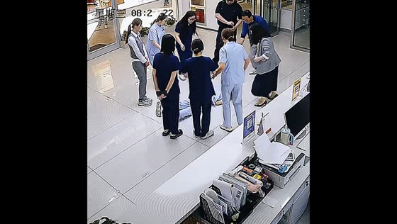 Nurse collapses during team huddle in Tianjin, China
