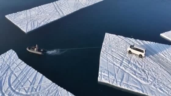 SUVs stranded on ice floe spark recovery efforts in Magadan, Russia