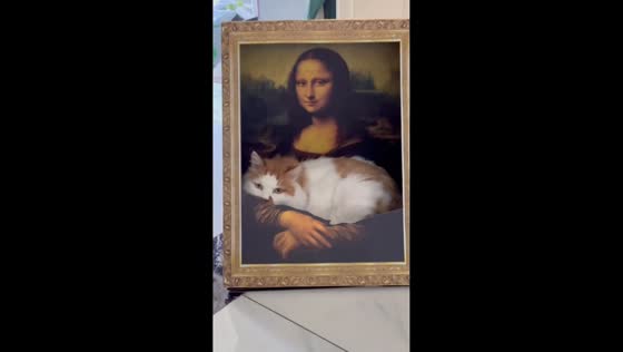 Cat perfectly poses inside Mona Lisa frame in Beijing, China