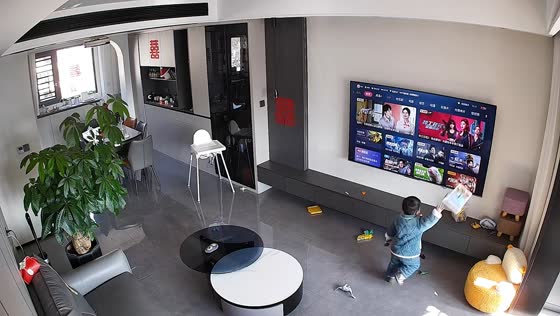Kid accidentally blacks out LCD television in Fujian, China