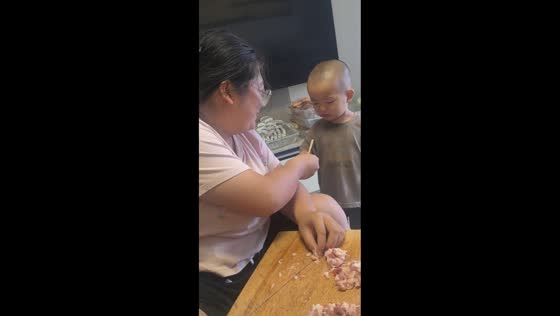 Child cries after woman eats his entire popsicle in Shanxi, China