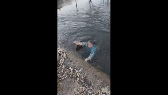 Kid falls into water and loses slippers in Shandong, China
