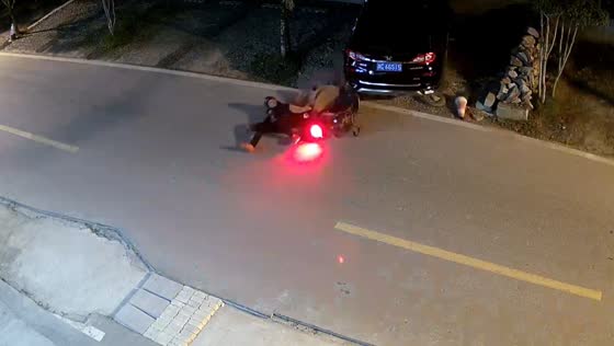 Motorcyclist hits parked car and escapes unscathed in Zhejiang Province, China