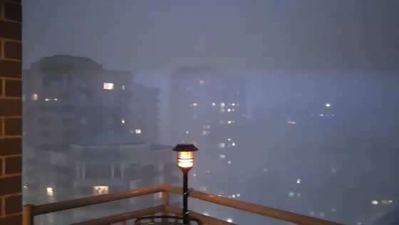 Severe thunderstorm brings powerful winds and torrential rain to Arlington, USA