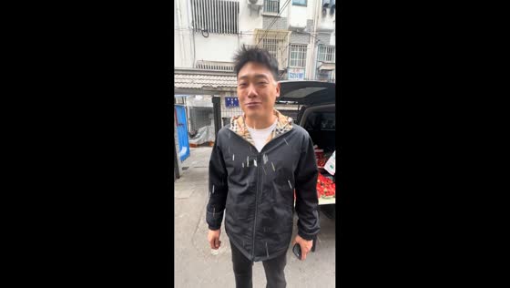 Man reacts to unexpectedly crispy pastry in Jiangsu, China