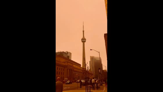 Wildfire smoke blankets in eerie orange haze in Toronto, Canada