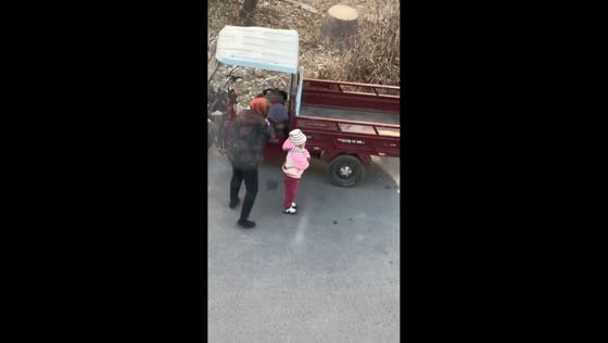 Grandma resolves sibling tantrums over electric vehicle in Liaoning, China