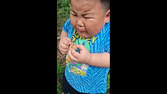Boy shocked by weird taste of Chinese bayberry in Hunan, China
